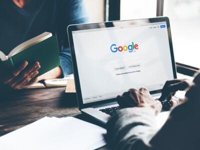 Un utente fa una ricerca su Google