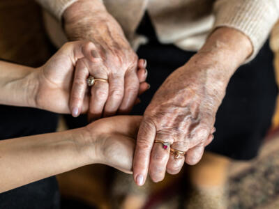 Le mani di un' anziana e quelle di una giovane