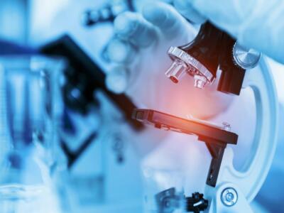 Un ricercatore in laboratorio