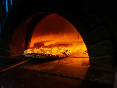 Una pizza nel forno a legna
