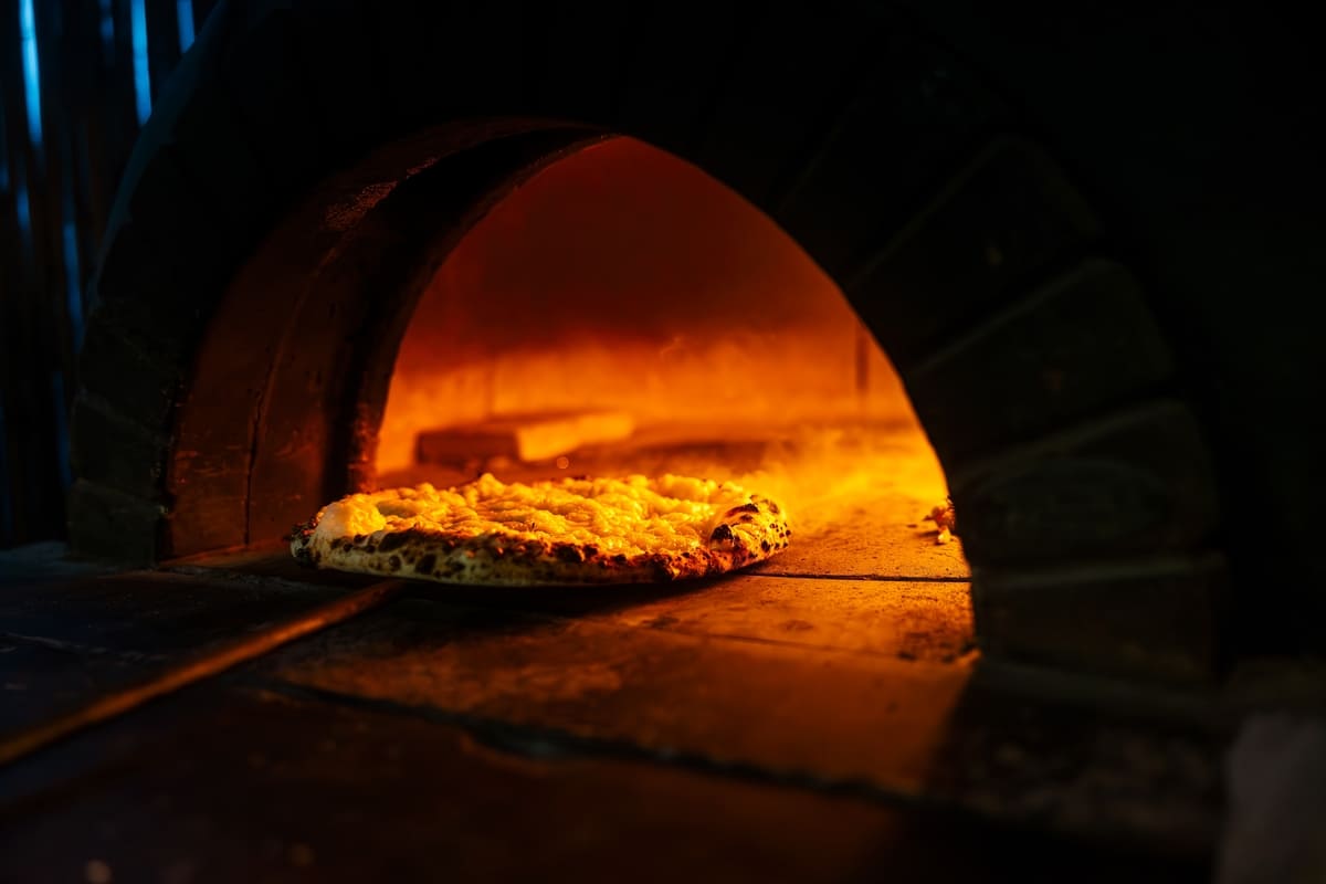 Una pizza nel forno a legna