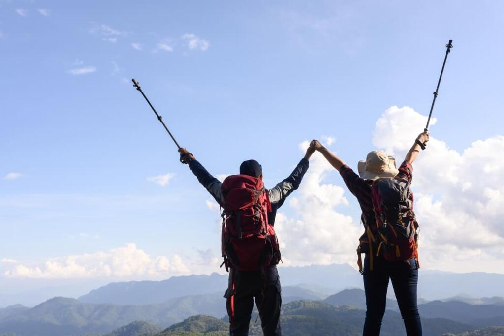 Una coppia fa trekking su una montagna