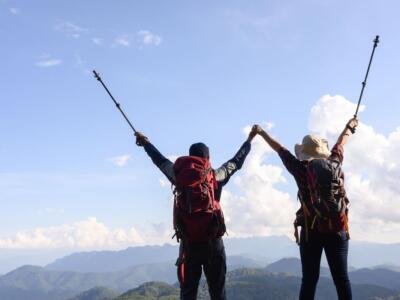 Una coppia fa trekking su una montagna
