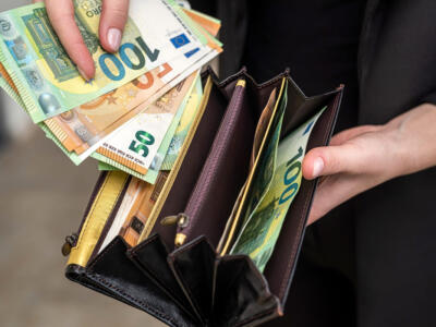 Una donna risparmia tanti euro nel portafoglio