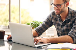 Ragazzo al computer mentre effettua una ricerca