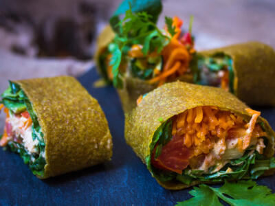 Un roll vegano servito direttamente sul tavolo