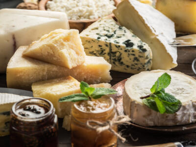 Un tagliere di formaggi italiani e marmellate