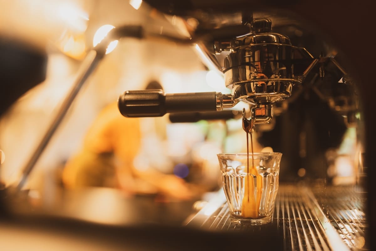 Un bicchiere di espresso al bar