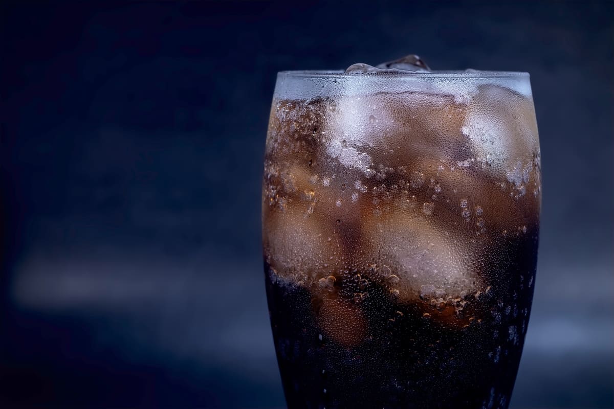 Un bicchiere di Coca Cola con ghiaccio