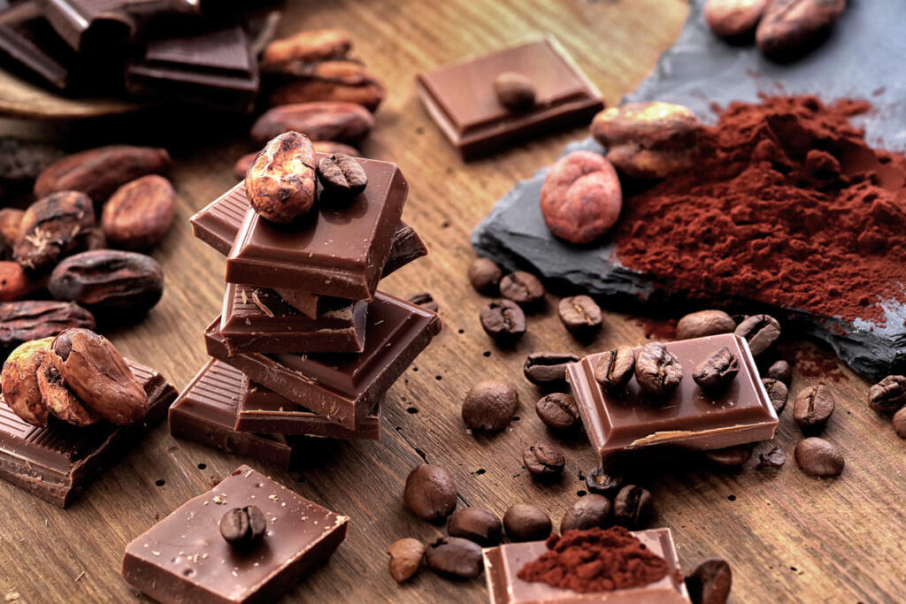 Tavolette di cioccolato e cacao su un tavolo