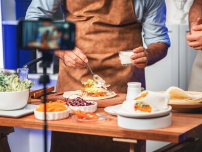 Uno chef cucina in diretta