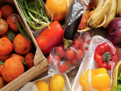 Il cibo invenduto in un supermercato