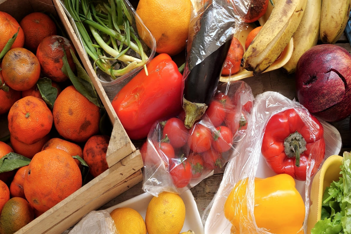 Il cibo invenduto in un supermercato