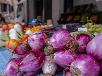 La cipolla rossa di Tropea in un mercato
