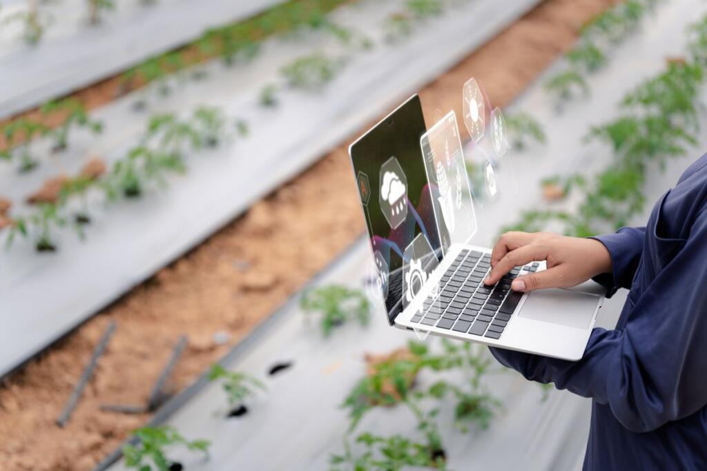 Un agricoltore con il computer