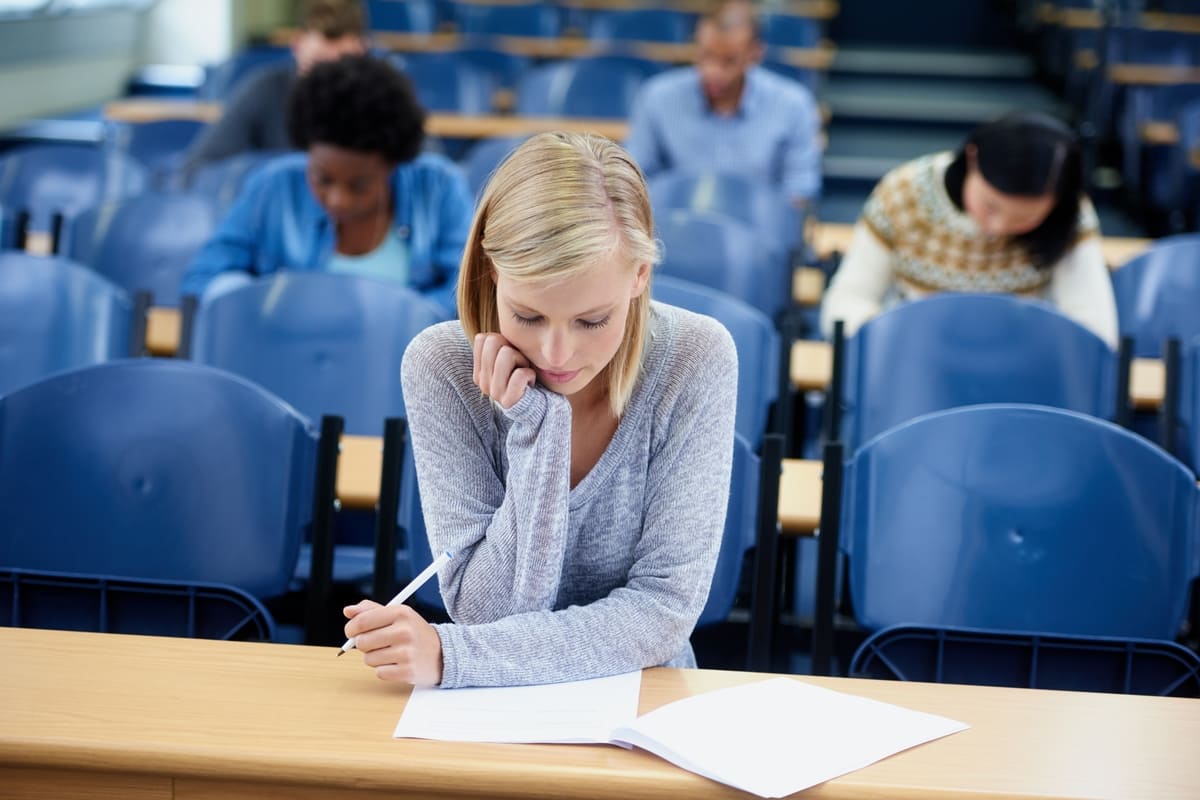 Una studentessa all'università