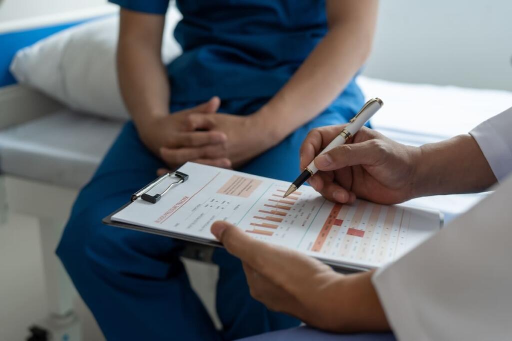 Un medico cura un paziente con tumore alla prostata