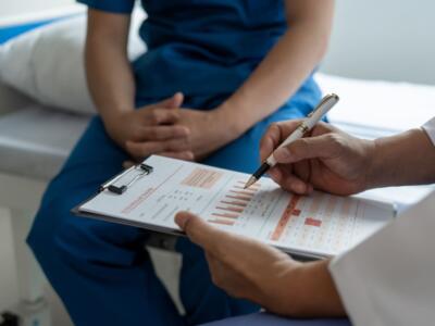 Un medico cura un paziente con tumore alla prostata