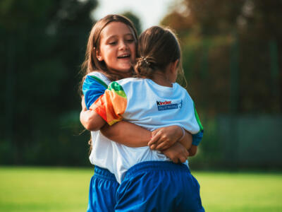 Bambini sport di squadra si abbracciano