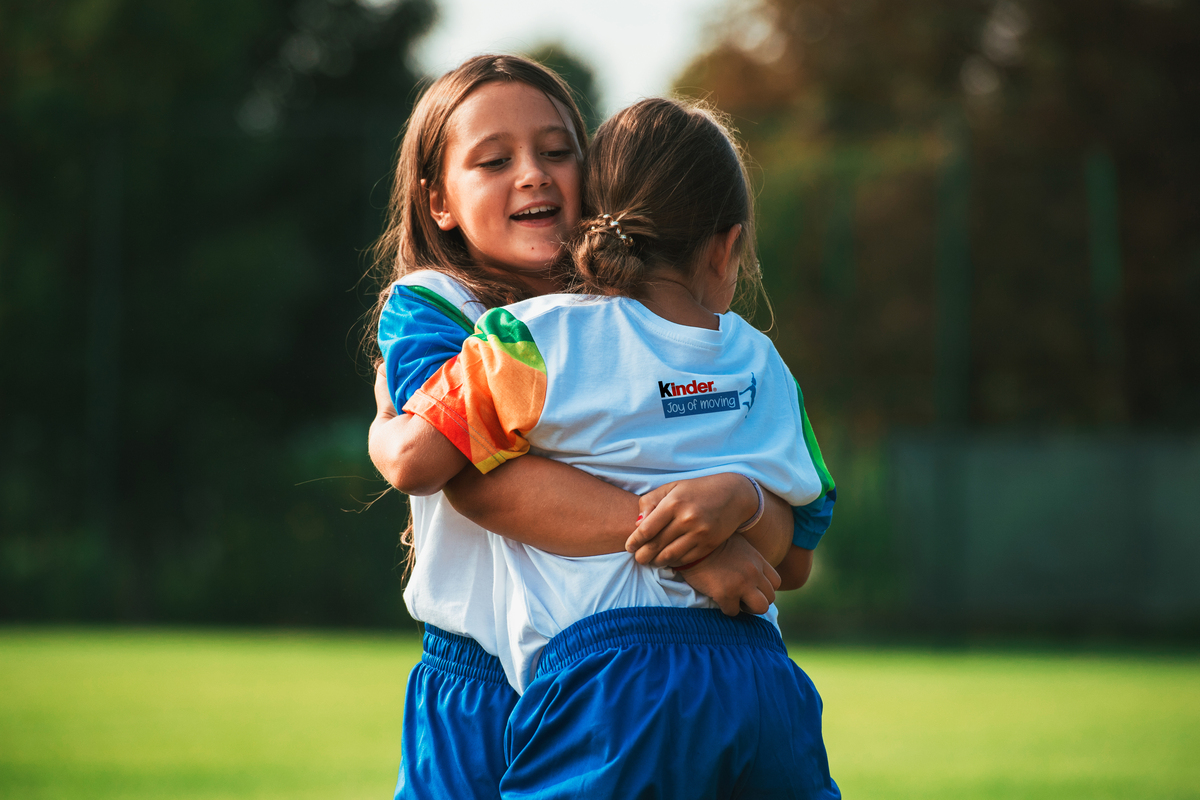 Bambini sport di squadra si abbracciano