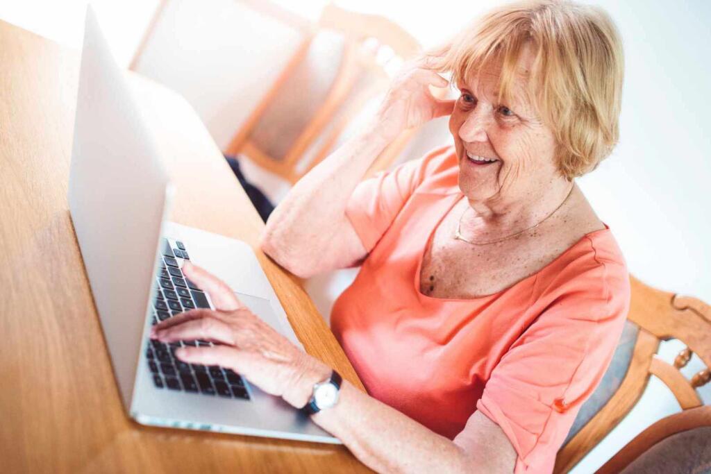 Donna anziana pensionata al computer