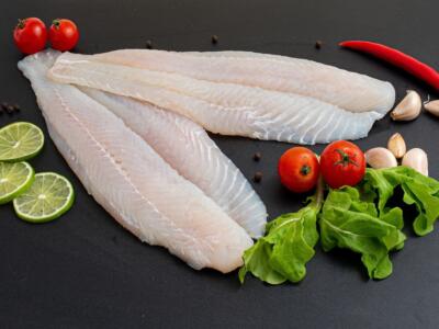 Filetti di pesce crudo verdure