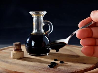 L'aceto balsamico di Modena su un cucchiaio