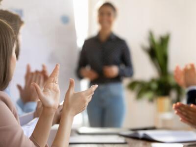 Donne che applaudono al discorso della loro leader