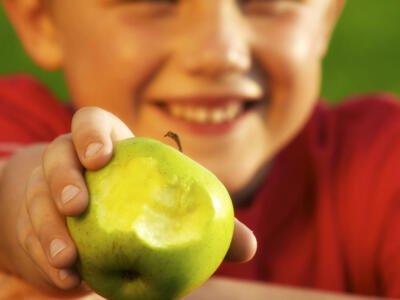 Un bambino mangia una mela