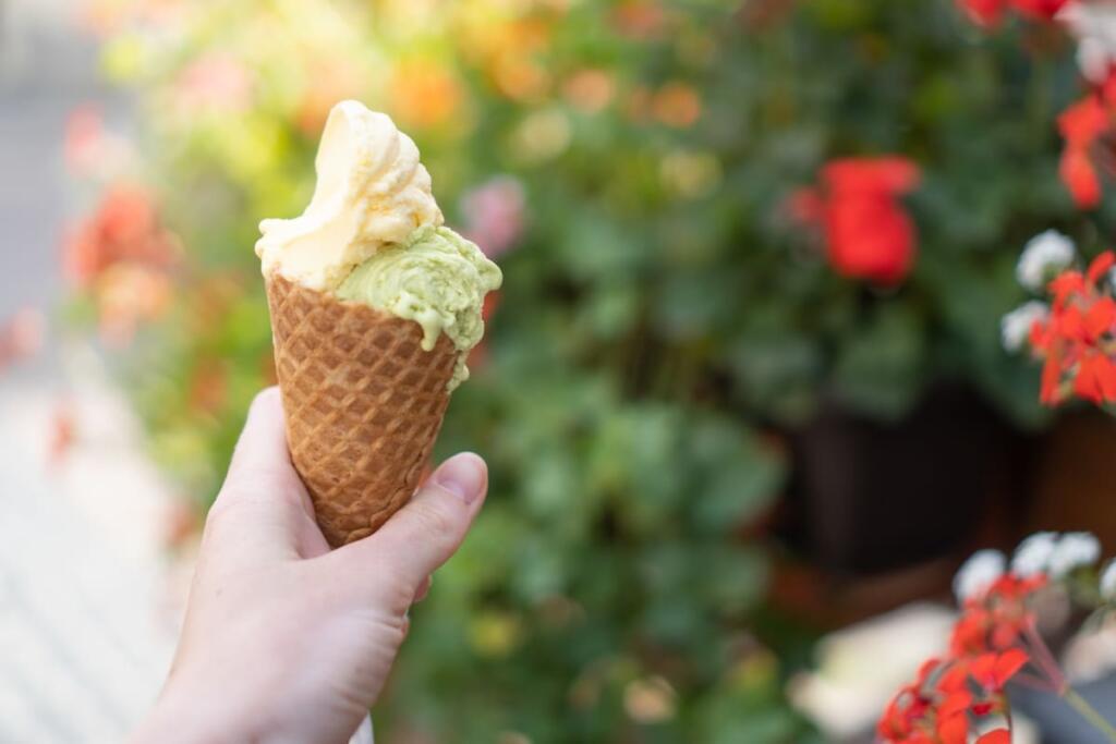 Un cono gelato in mano
