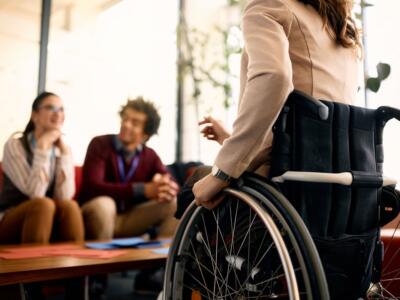 Una donna disabile con i suoi colleghi di lavoro