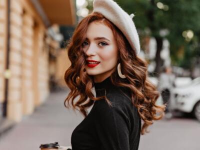 Ragazza capelli rossi mossi