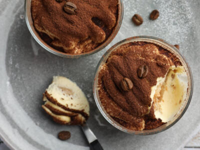 Una monoporzione di tiramisù