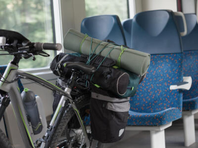 Un passeggero carica bici e bagaglio in treno