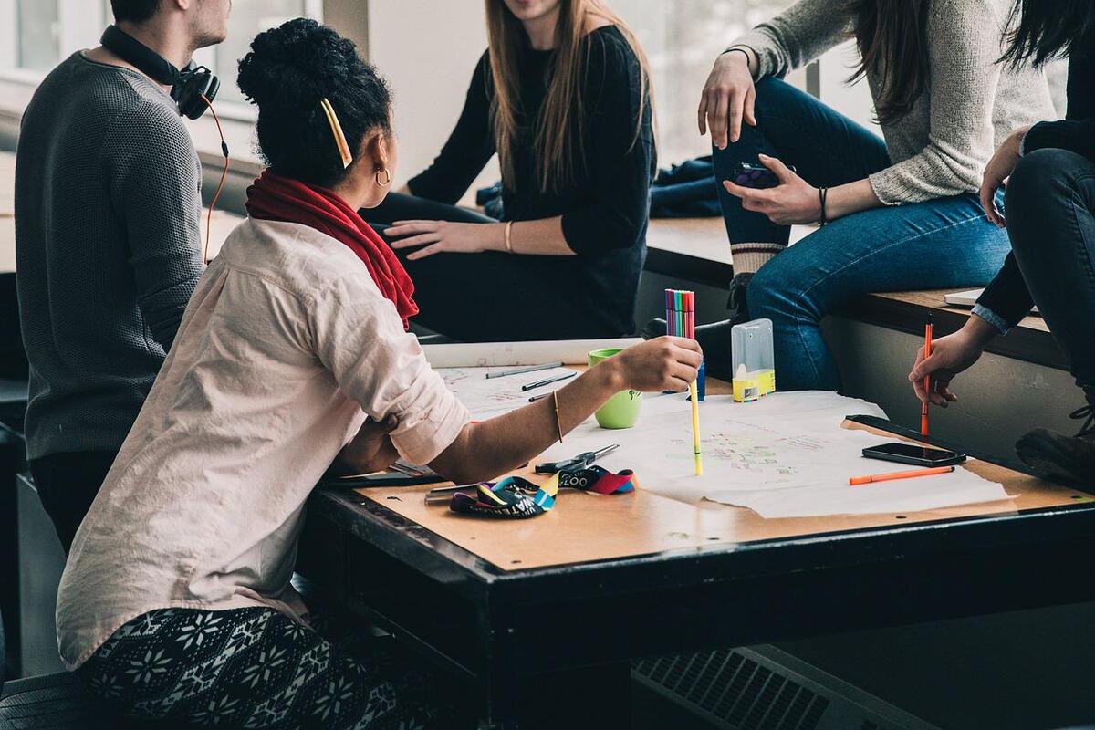 Ragazzi studenti lavoro di gruppo lezione