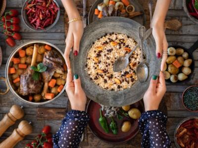 Una condivisione di piatti a tavola