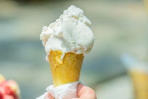 Una persona mangia un cono gelato