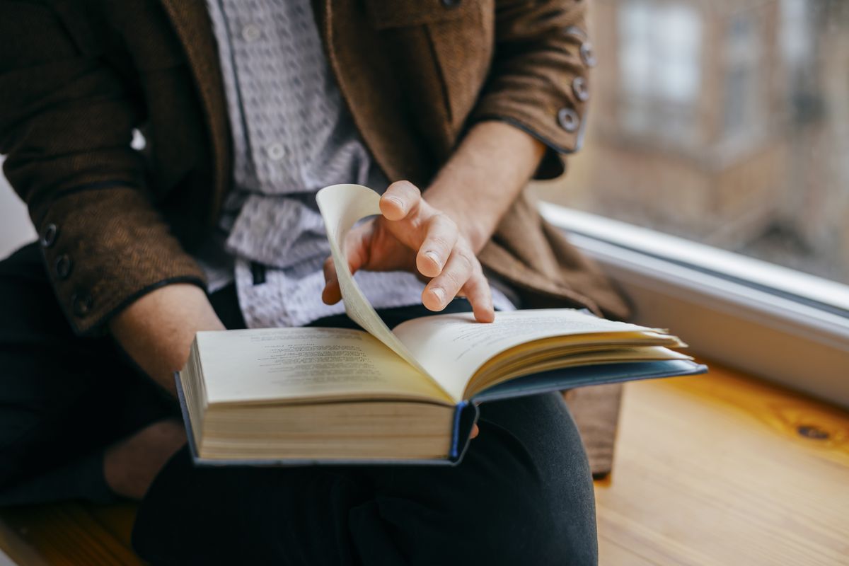 Un uomo legge un libro