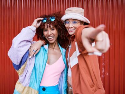 Ragazze amiche vestiti colorati risate