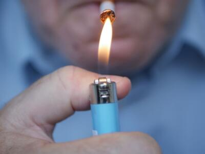 Un uomo si accende una sigaretta