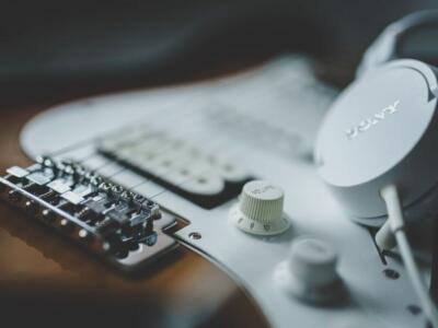 Chitarra elettrica cuffie musica