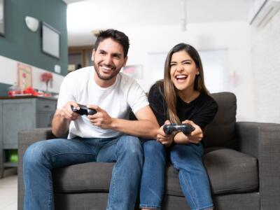 Coppia gioca ai videogiochi
