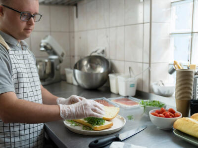 Un ragazzo con sindrome di Down in cucina