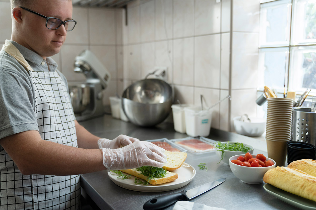 Un ragazzo con sindrome di Down in cucina