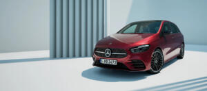 Mercedes Classe B auto ibrida, credits: https://www.mercedes-benz.it/content/italy/it/passengercars/campaigns/b-class/22-2/_jcr_content/root/responsivegrid/simple_stage.component.damq6.3341857207444.jpg/mercedes-benz-b-class-w247-stage-3840x1707-11-2022.jpg