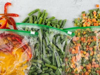 Verdure in buste di plastica per conservare