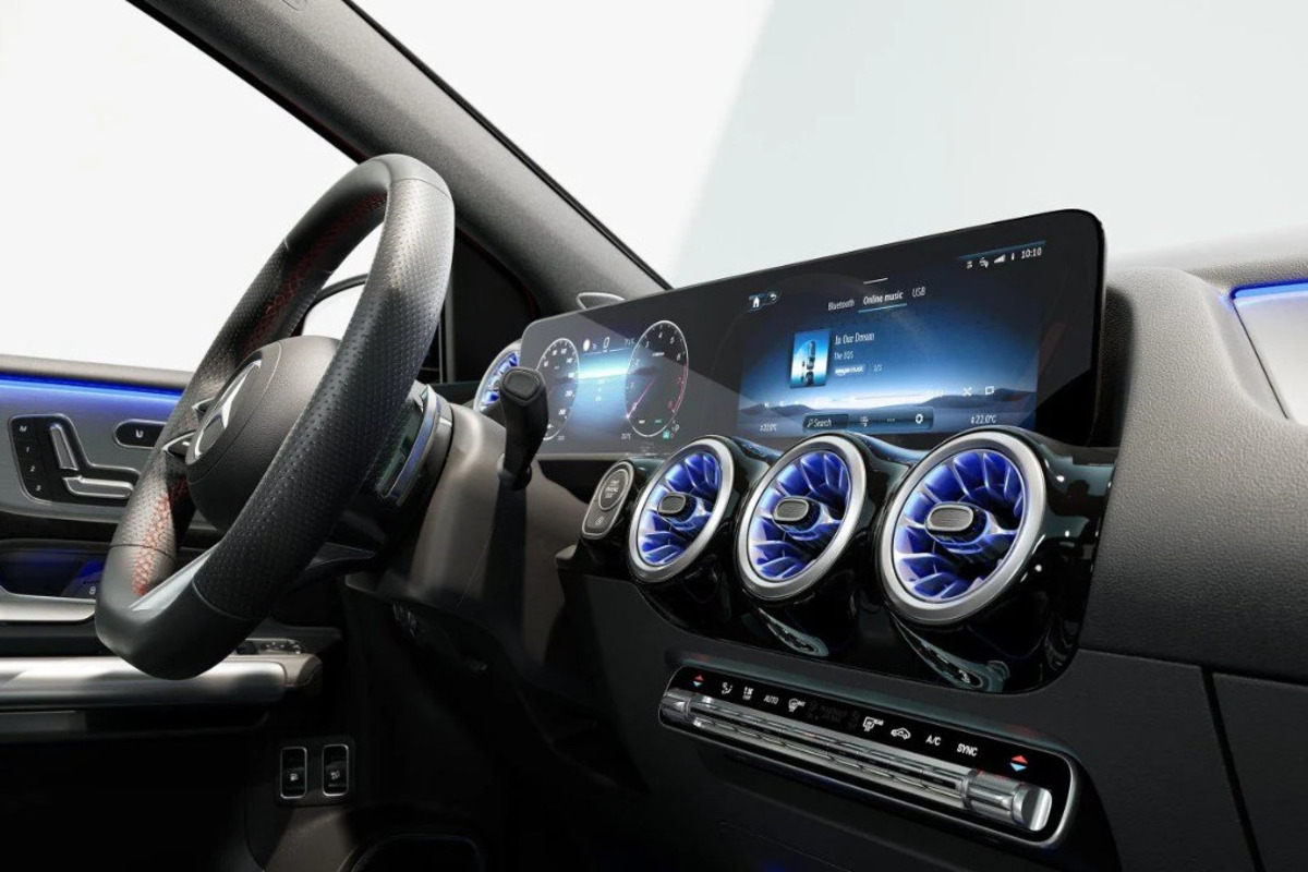 Interno auto Mercedes Classe B, credits: https://www.mercedes-benz.it/content/italy/it/passengercars/campaigns/b-class/22-2/_jcr_content/root/responsivegrid/media_slider/media_slider_item/image.component.damq6.3345680162801.jpg/classe-b-MBUX.jpg