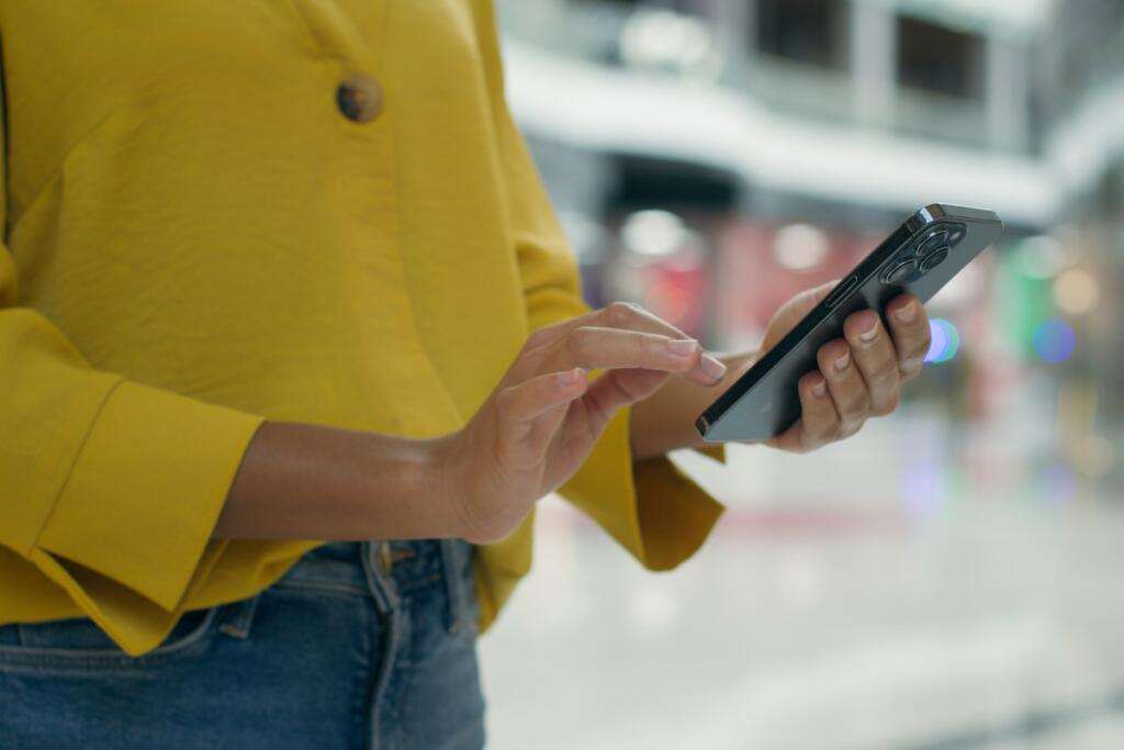 Donna con smartphone in mano