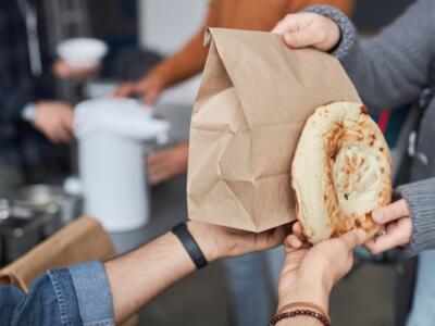 Una volontaria dona cibo