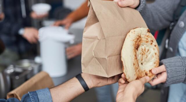 Food for Gaza, l&#8217;Italia manda tonnellate di cibo nella Striscia con uno scanner mobile